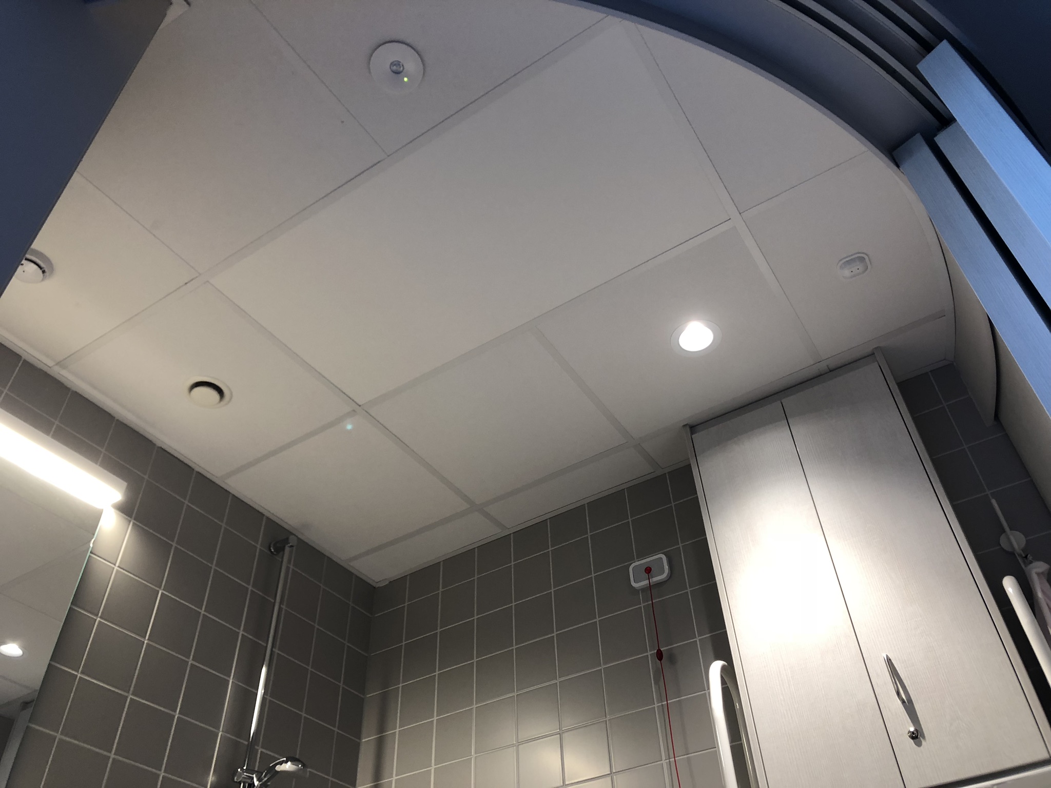 Stijlvol Verwarmen En Verlichten: Infrarood Plafondpaneel Voor Badkamer